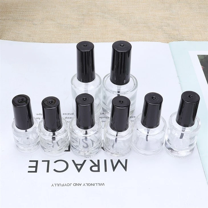 Esmalte de uñas en botella cuadrada